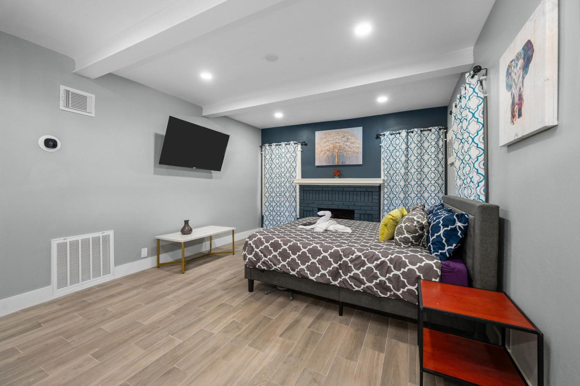 Modern Retreat With Free Park *