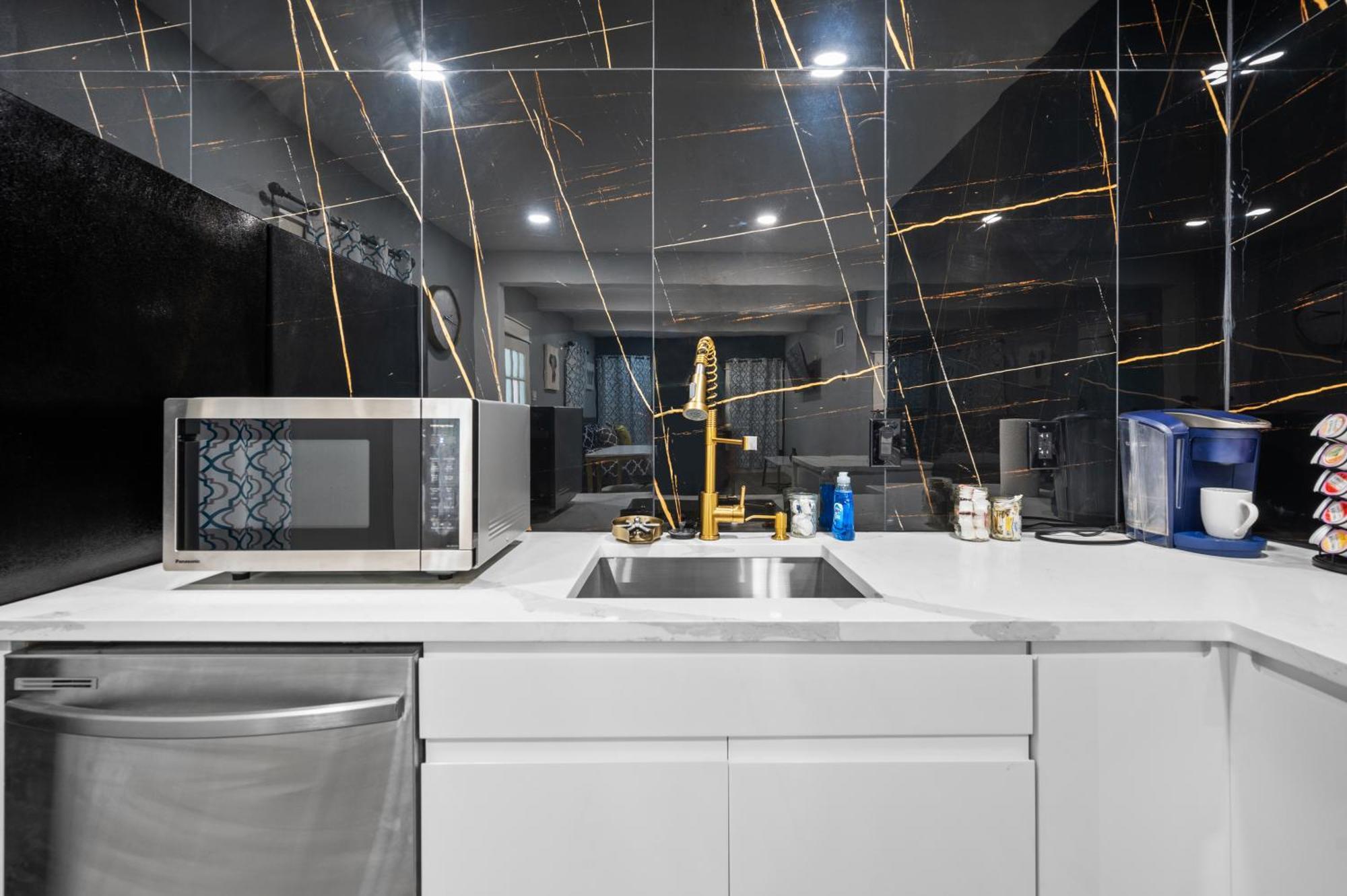 Modern Retreat With Free Park Apartment *